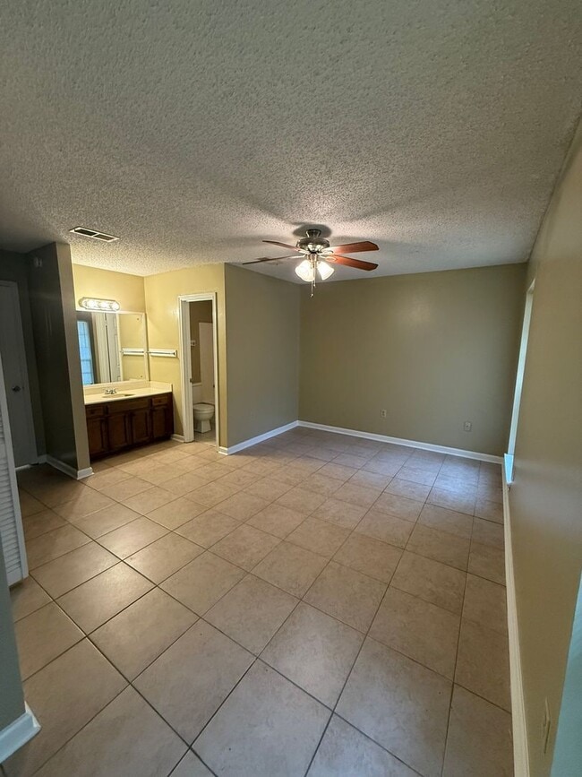 Building Photo - 1126-1128 Willow Creek Dr