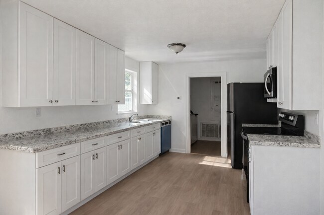 Foto del edificio - 640 Jasmine Rd