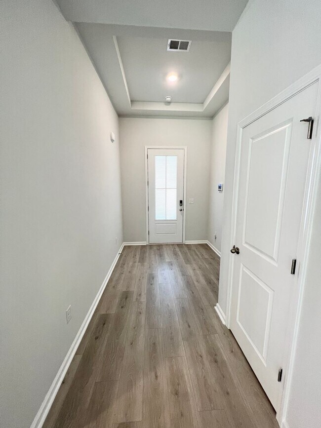 Building Photo - Immaculate 3br/2bath home! Upgrades galore...