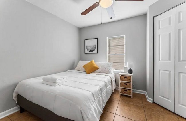 Building Photo - recently updated 2bd 1 bath w. studio + ba...