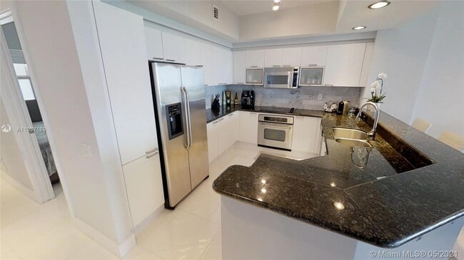Foto del edificio - 14951 Royal Oaks Ln