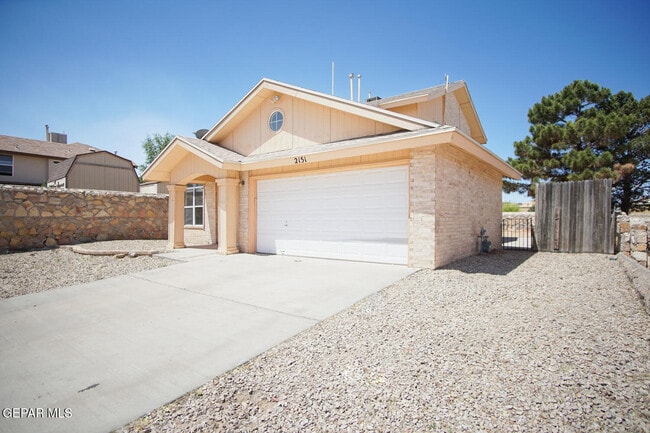 Building Photo - 2151 Sun Manor Dr