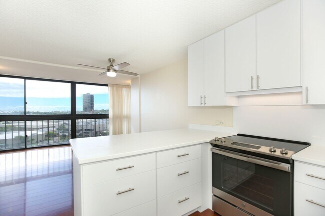 Foto del edificio - Renovated Kahala Towers-3 bedroom, 2 bath,...