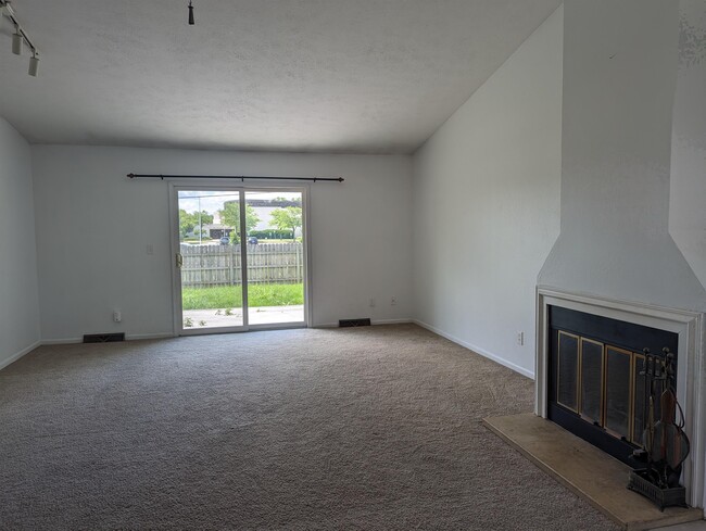 Building Photo - 6067 Boxwood Dr