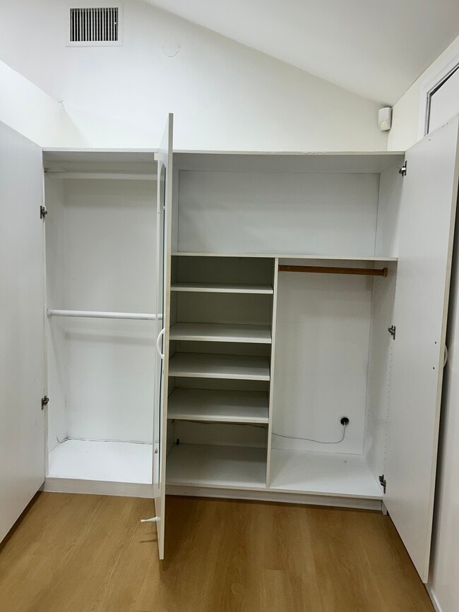 Closet - 17630 Cantara St