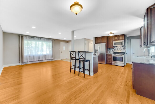 Building Photo - 879 E Holly Way