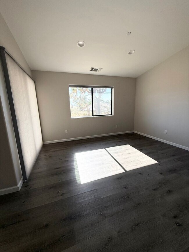 Building Photo - **COMING SOON ** 3 Bed 2 Bath Home