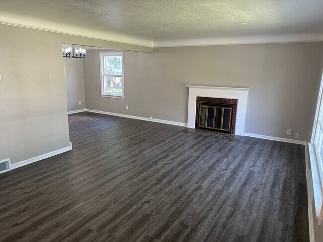 Foto del edificio - Stunning South Euclid 3 Bedroom