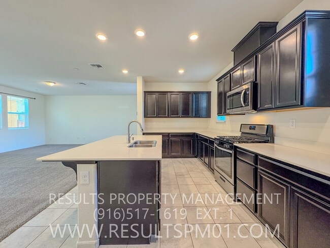 Foto del edificio - Beautiful Natomas 4 Bedroom Home w Loft