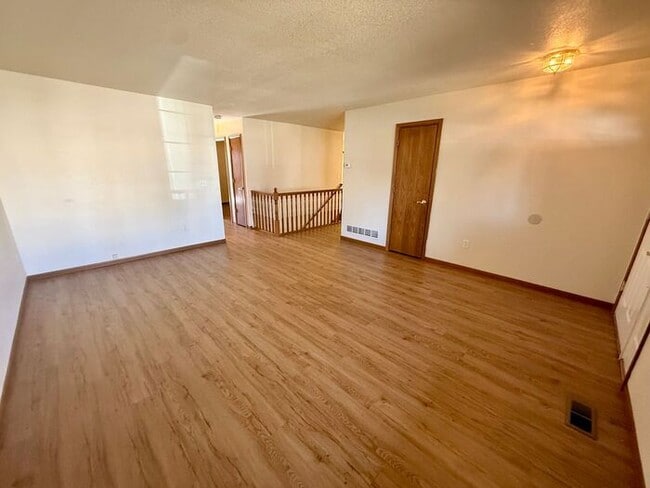 Building Photo - Beautifully Maintained 2 Bed, 2 Bath Ranch Style Townhome with 2 Car Garage in East Loveland