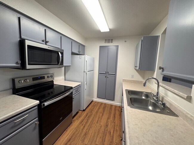 Foto del edificio - 6850 Sharlands Ave.