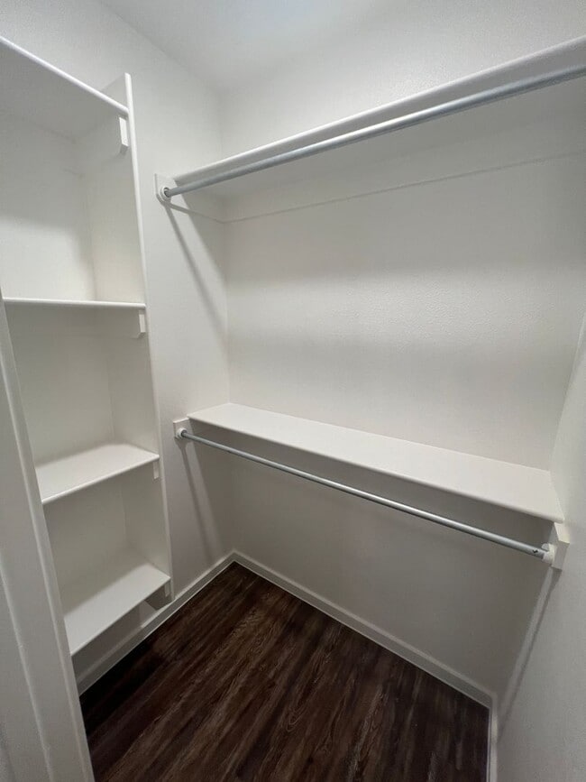 Building Photo - Available NOW! 3/2/1 Town Home