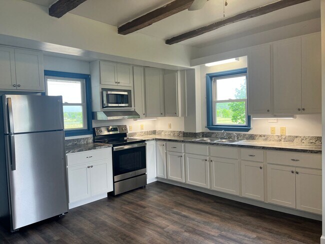 Building Photo - Pine Grove 3 bedroom 1 bath home