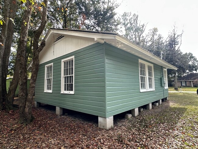 Building Photo - 1528 S Lartigue Ave