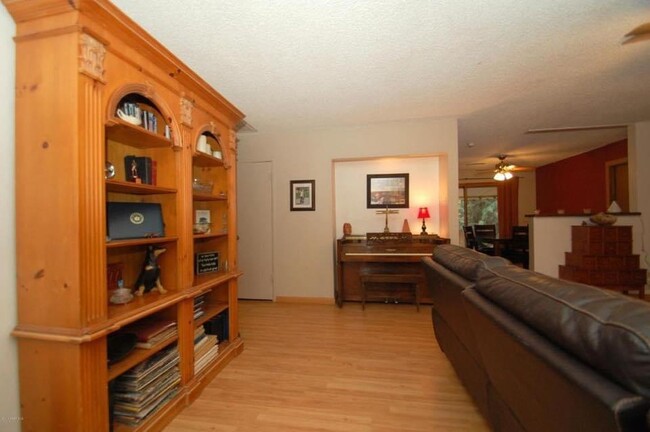 Building Photo - 374 W. Tamarack Ln