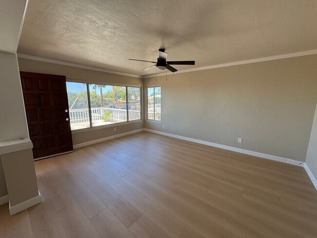 Building Photo - Charming 3-Bedroom, 2-Bathroom Home with H...