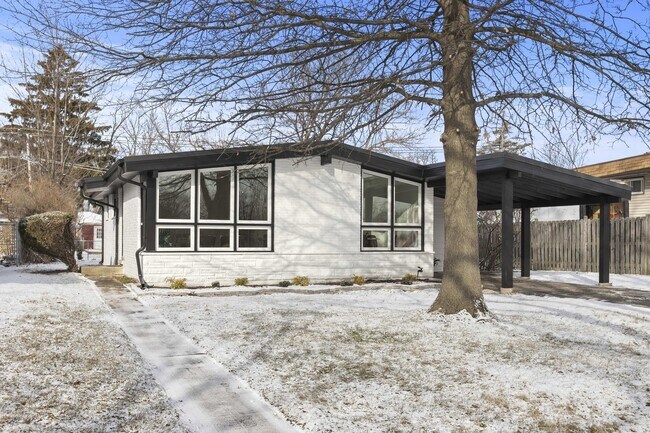 Building Photo - 823 Leclaire Ave