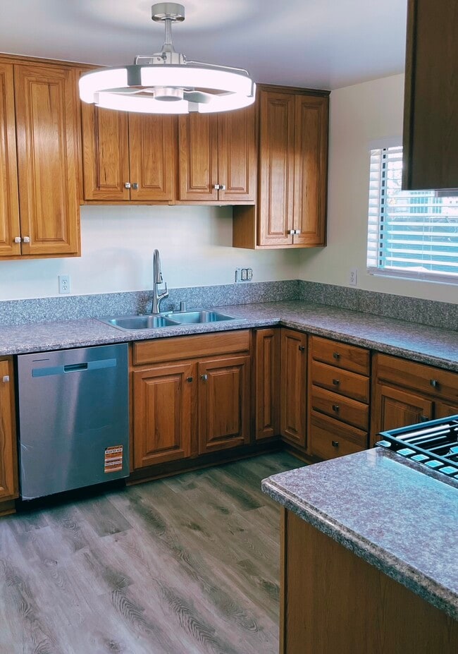 Building Photo - 842 N Screenland Dr