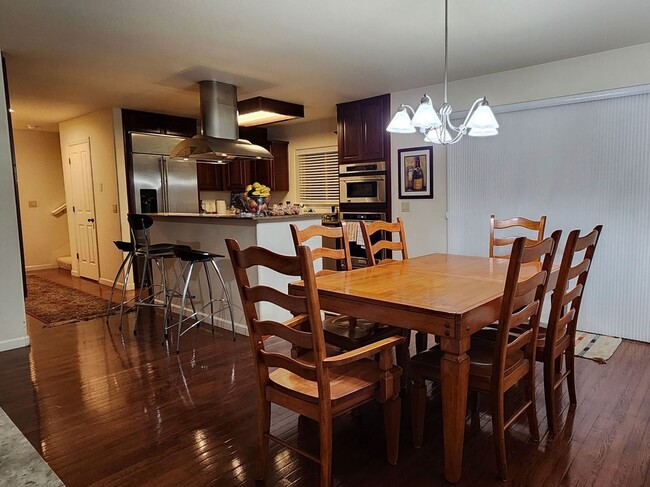 Building Photo - 4 bedroom Townhome available January 1
