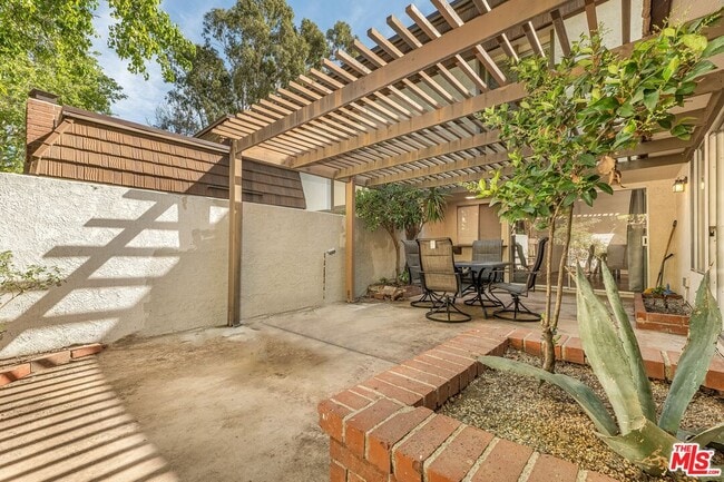 Building Photo - 10415 Larwin Ave