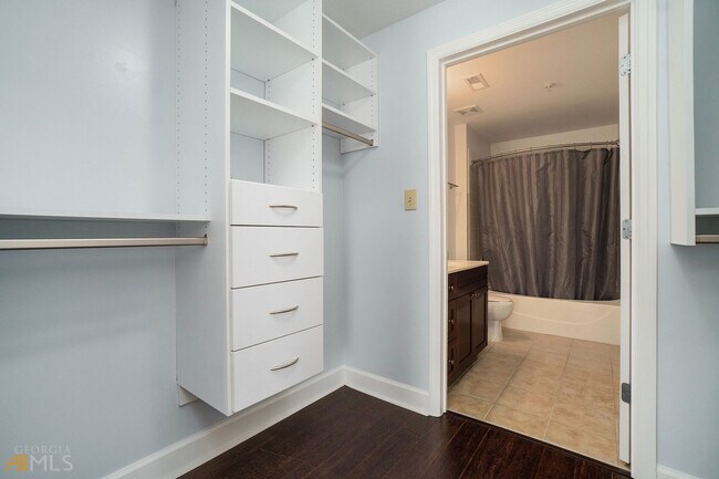 Building Photo - 230 E Ponce de Leon Ave