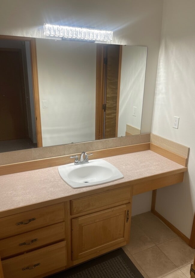 Building Photo - 1527 Blake Ave