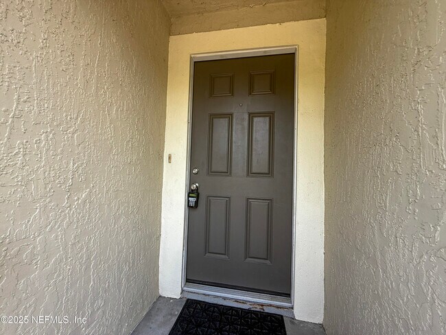 Building Photo - 13700 Richmond Park Dr N