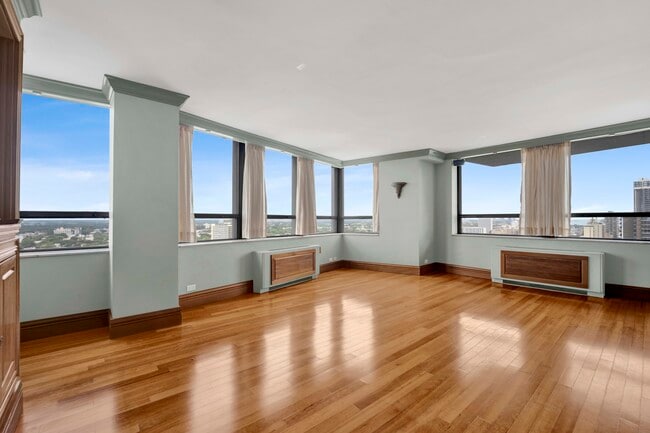 Building Photo - 5701 N Sheridan Rd