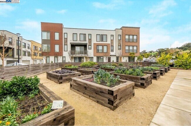 Foto del edificio - 25350 Parklane Dr