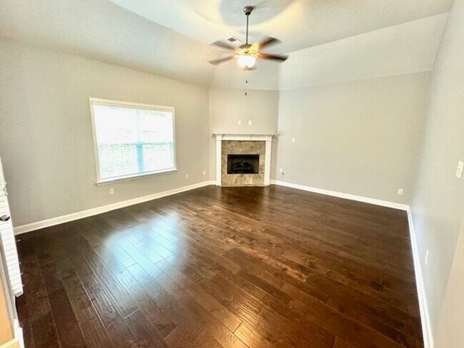 Building Photo - Now Leasing a spacious 4-bedroom 3 bath ho...