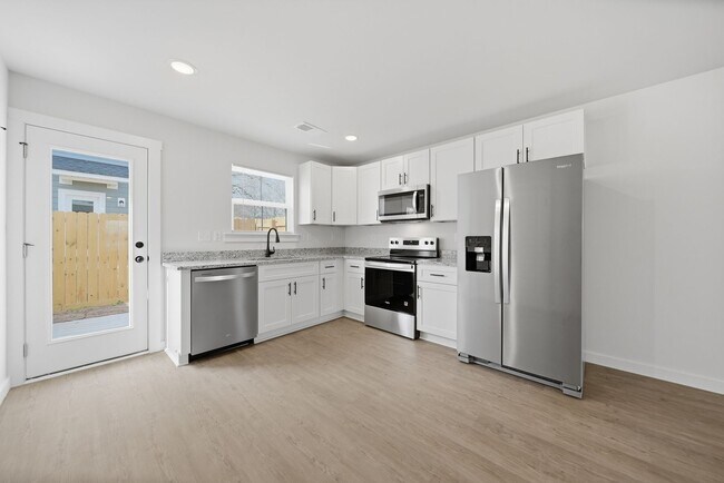 Foto del edificio - Brand-New 3BR/2.5BA Luxury Duplex in NW Hickory – Spacious, Modern & Move-In Ready!