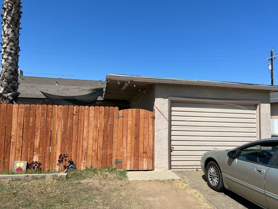 Foto principal - 937-941 N Bengston Ave