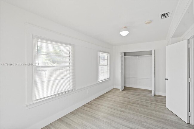 Foto del edificio - 113 NW 57th St