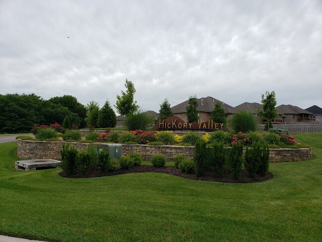 Building Photo - Hickory Valley Luxury w/ Ultra Open Floor ...