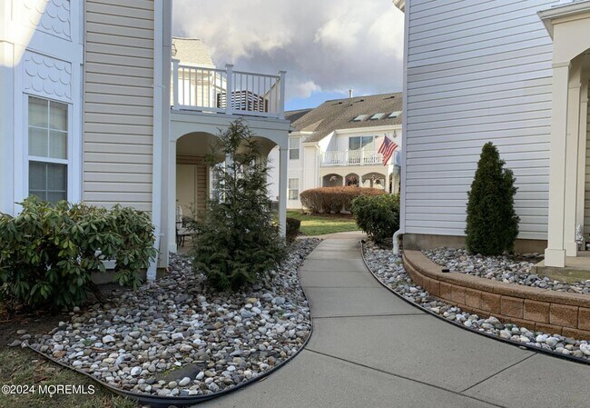 Building Photo - 30 Tulip Ln