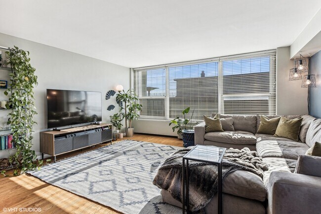 Foto del edificio - 3600 N Lake Shore Dr