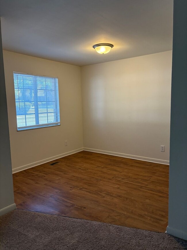 Building Photo - Spacious 3 bedroom 2 bath