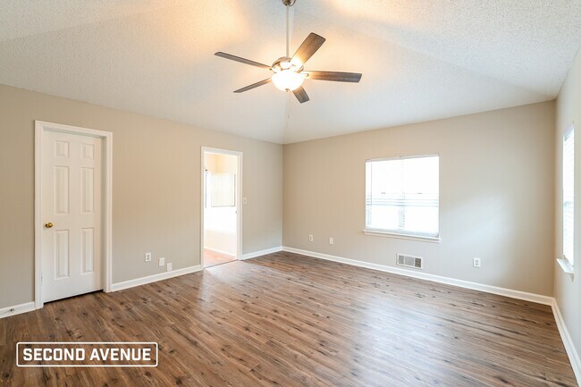 Building Photo - 2411 Windridge Dr NE