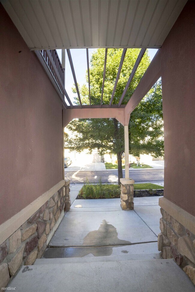 Building Photo - 3 br, 3.5 bath Townhome - 10971 Birch Cree...