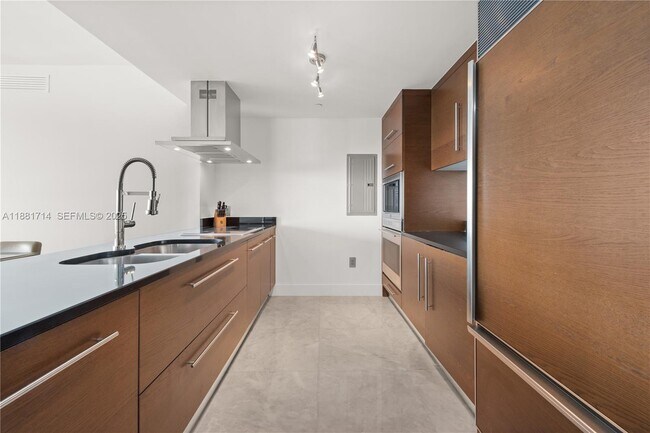 Building Photo - 495 Brickell Ave