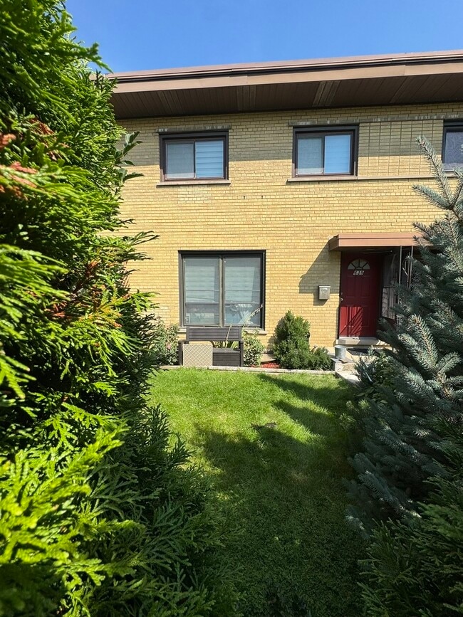 Building Photo - 639 Maple Ct