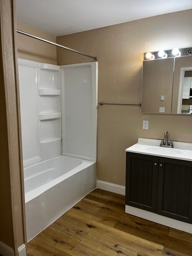 Con lavadora y secadora en la unidad. - 212 N Main St