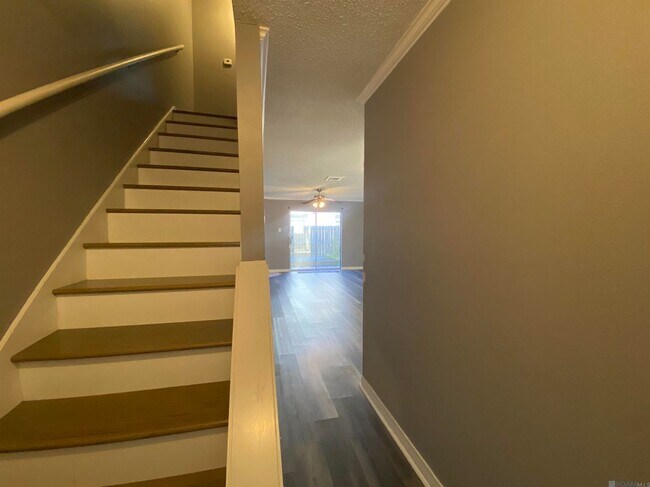 Building Photo - 913 W Rothland St