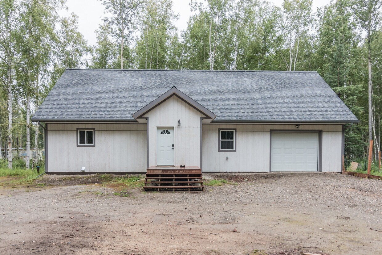 Foto principal - Solid 2 Bedroom 2 Bath House With Convenient Location to Eielson AFB