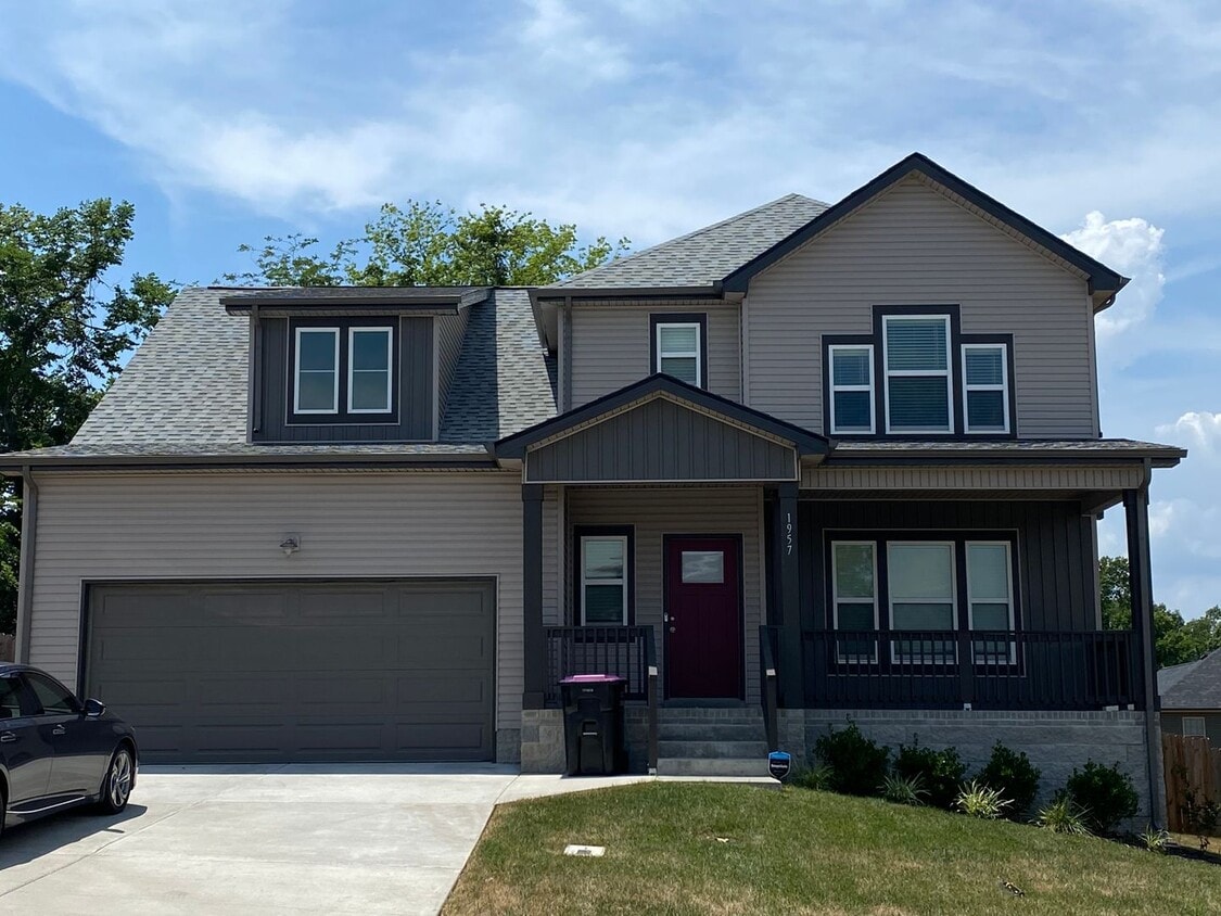 Primary Photo - Move in with credit approval