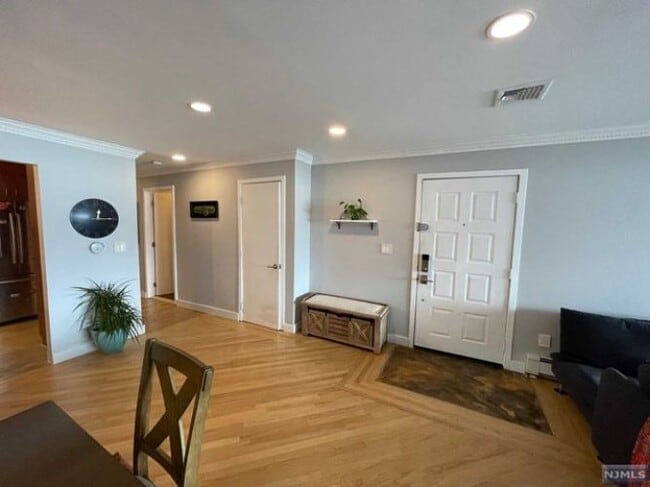 Building Photo - 3 Cove Ln