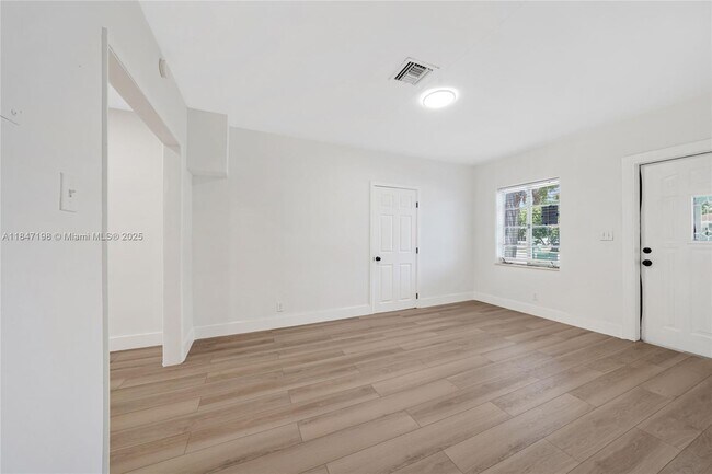 Foto del edificio - 1021 NW 7th Ave