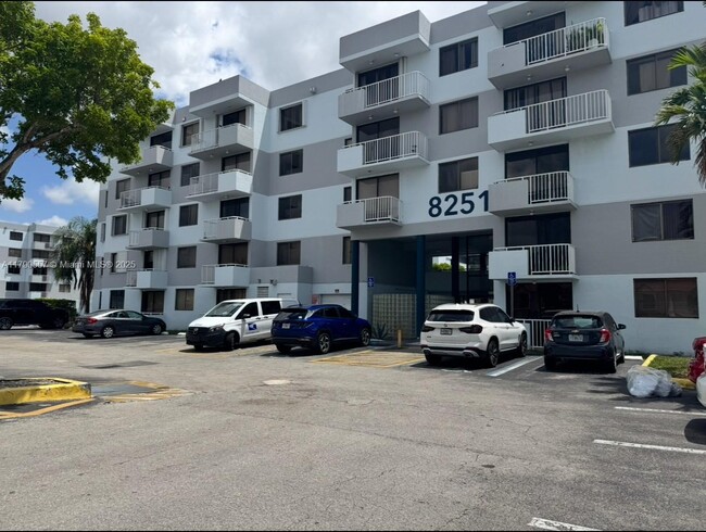 Foto del edificio - 8251 NW 8th St