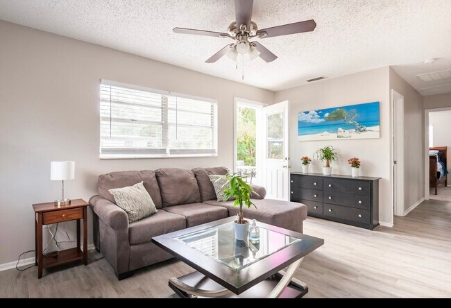 Building Photo - 8713 Overlook Dr