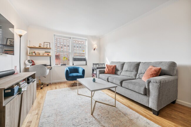 Foto del edificio - 305 W 18th St